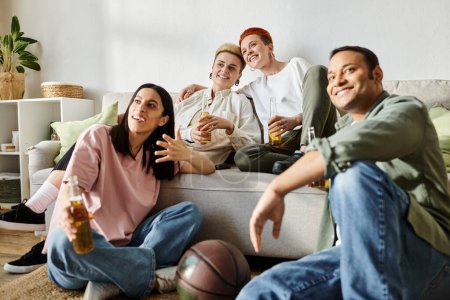 Diverse Freunde, darunter ein liebenswertes lesbisches Paar, sitzen auf einer Couch und genießen die gemeinsame Zeit zu Hause.