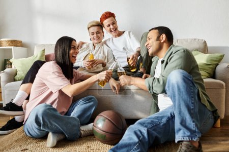 Diversos amigos se reúnen, incluyendo pareja lesbiana amorosa, en la parte superior de un sofá.
