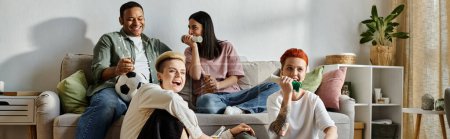Téléchargez les photos : Groupe diversifié d'amis se détendre sur le canapé, partager le rire et la joie. - en image libre de droit