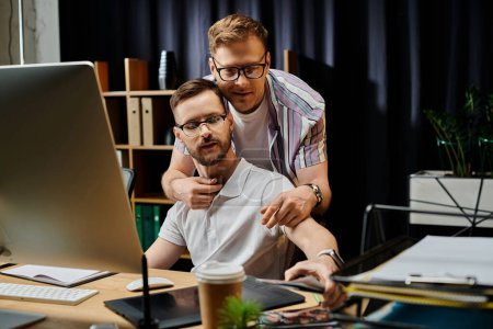 Dos hombres exploran una pantalla de computadora juntos en un entorno de oficina.