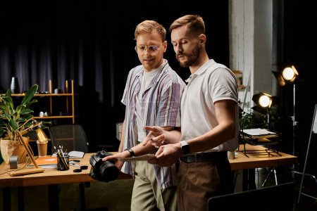 Zwei Männer in Freizeitkleidung arbeiten zusammen.