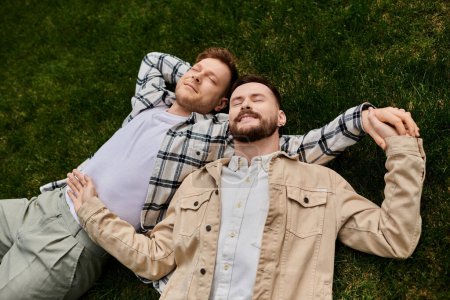 Dos hombres se relajan cómodamente en un campo verde vibrante.