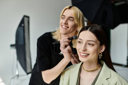 Téléchargez les photos : Femme recevant un maquillage expert du styliste dans un salon chic. - en image libre de droit