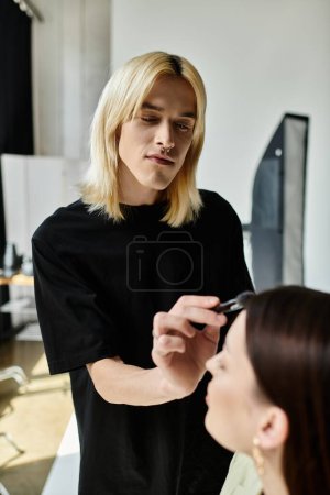 Mujer confía su maquillaje a un estilista talentoso en un ambiente cautivador salón.