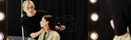 Verführerische Frau genießt Make-up-Sitzung mit Stylistin.