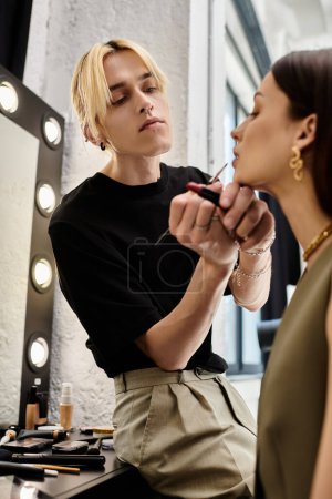 Femme recevant l'application de maquillage devant le miroir.