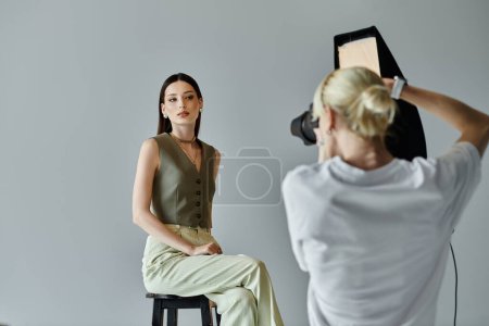 Foto de Mujer posa en taburete para lentes de fotógrafos. - Imagen libre de derechos