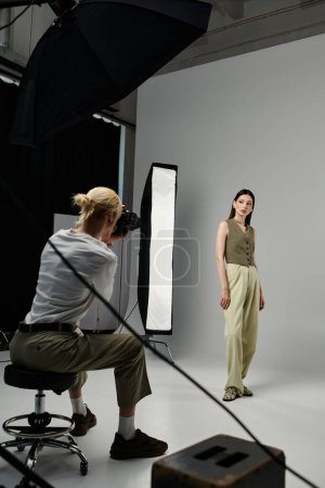 Femme posant, face à l'appareil photo lors d'une séance photo avec un photographe.