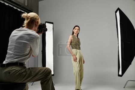 Femme pose devant la caméra en studio.
