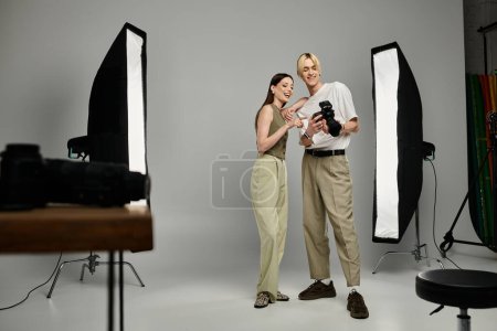 Un hombre fotografía a una mujer en un momento cautivador.