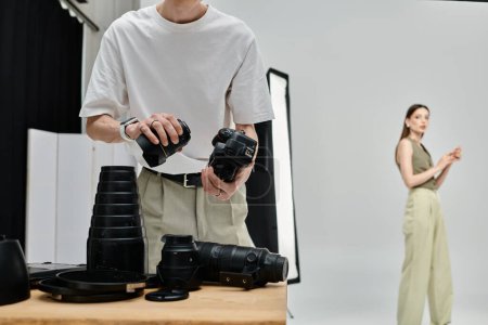 Ein Mann hält eine Kamera neben einer Frau.
