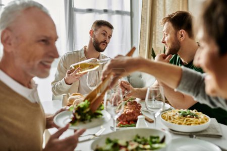 Una pareja gay comparte una comida con sus familias en casa.
