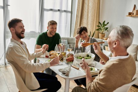 Una pareja gay disfruta de una comida con su familia en casa, llena de risas y momentos compartidos.