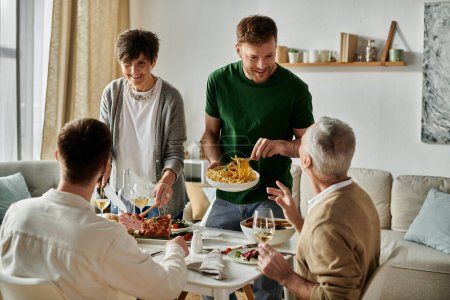 Una pareja gay comparte una comida con sus padres en casa.