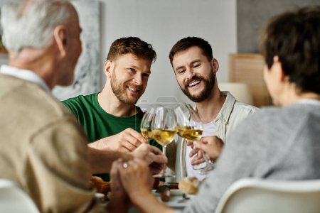 Una pareja gay levanta una copa con sus padres durante una cena de celebración en casa.