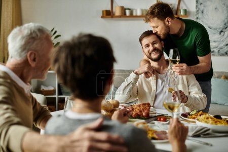 Ein schwules Paar genießt das Abendessen mit den Eltern, wobei ein Partner einen liebevollen Kuss auf den Kopf erhält.
