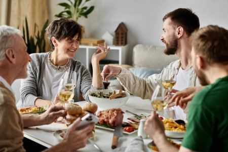 Ein schwules Paar teilt sich zu Hause eine Mahlzeit mit den Eltern.