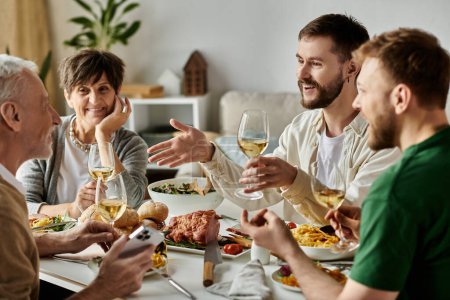 Una pareja gay presenta a sus parejas a los padres durante una cena casera.