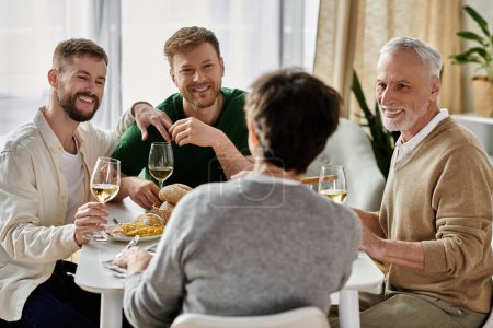 Un couple gay profite d'un dîner avec les parents à la maison, en partageant le rire et le vin.