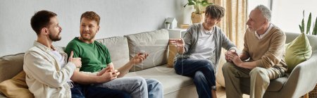 Ein schwules Paar sitzt auf einer Couch und spricht mit Eltern.