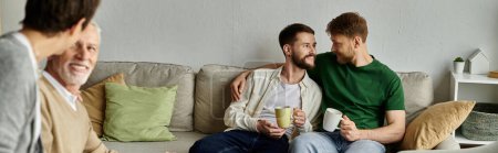 Ein schwules Paar sitzt mit Eltern auf einer Couch und genießt ein gemütliches Gespräch.
