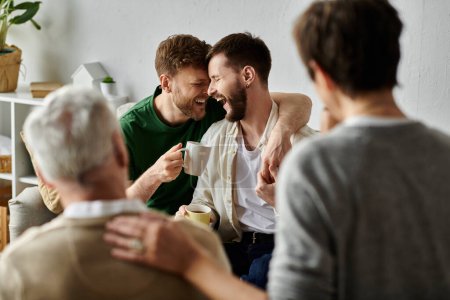 Ein schwules Paar lacht bei einem Hausbesuch mit der Familie.