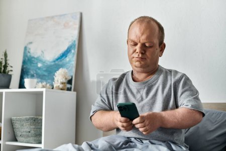 Ein Mann mit Inklusivität sitzt auf seinem Bett in einer modernen Wohnung und checkt sein Telefon.
