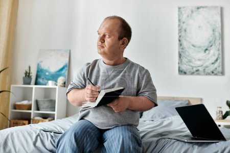 Un hombre con inclusividad se sienta en una cama, pluma en mano, cuaderno abierto, perdido en el pensamiento.