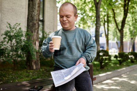 Un homme inclusif s'assoit sur un banc de parc, dégustant son café et lisant le journal.