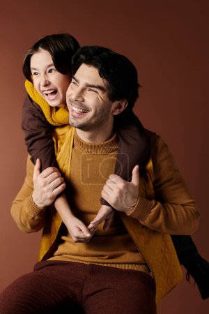 Un padre y un hijo comparten un cálido abrazo, ambos sonriendo brillantemente.