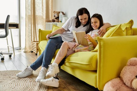 Eine brünette Mutter und ihre Tochter, die eine Beinprothese hat, verbringen viel Zeit zu Hause, lesen ein Buch auf einer gelben Couch.