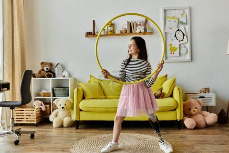 Ein junges Mädchen mit Beinprothese spielt in ihrem Wohnzimmer mit einem Hula-Hoop-Reifen und zeigt die Freude und Freiheit der Kindheit.