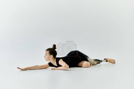 Ein junges Mädchen mit Beinprothese turnt kraftvoll und anmutig.