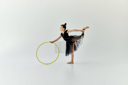 Ein junges Mädchen mit Beinprothese turnt mit einem Hula-Hoop-Reifen.