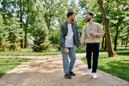 Una pareja gay barbuda disfruta de una tarde tranquila paseando por un exuberante parque verde, mano en mano, compartiendo una sonrisa y un momento de amor.