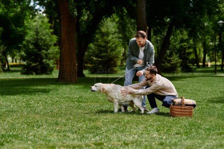 Una pareja gay barbuda sonríe mientras pasan tiempo con su perro labrador en un entorno de parque, mostrando la alegría de la vida cotidiana y el amor.