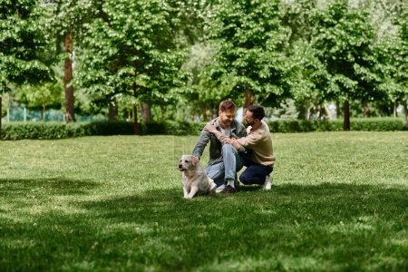 Ein bärtiges schwules Paar verbringt Zeit mit seinem Labrador-Hund in einem üppig grünen Park. Sie lachen und genießen einander.