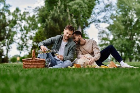Una pareja gay barbuda comparte un picnic con su perro labrador en un exuberante parque verde, disfrutando del vino y la risa.
