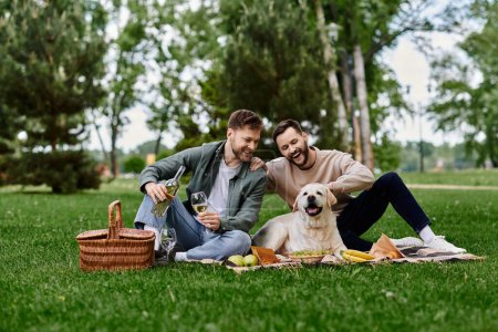 Ein schwules Paar genießt ein Picknick mit seinem Labrador in einem üppig grünen Park. Sie lachen und trinken Wein, umgeben von der Schönheit der Natur.
