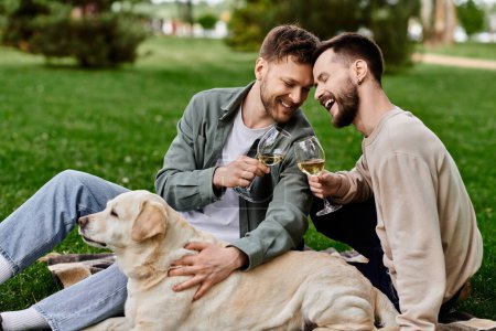 Ein schwules Paar genießt ein Picknick mit seinem Labrador Retriever im Park und teilt Lachen und Wein, während es die schöne grüne Umgebung genießt.