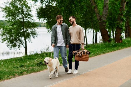 Una pareja gay barbuda camina con su labrador retriever en un parque verde, disfrutando de un día soleado. Llevan una cesta de picnic y parecen estar disfrutando de tiempo de calidad juntos.