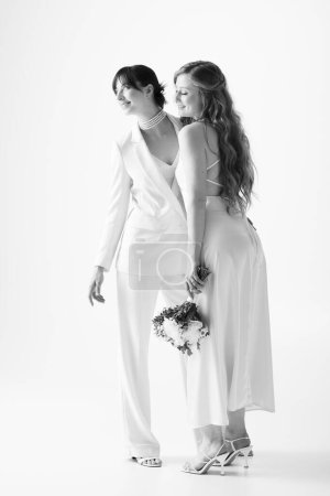 Dos hermosas novias, vestidas de blanco, comparten un momento feliz durante la celebración de su boda.