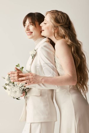 Zwei schöne Bräute in weißen Kleidern teilen einen liebevollen Moment an ihrem Hochzeitstag.