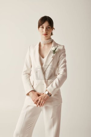 Una hermosa novia joven posa en un vestido de novia blanco clásico, exudando elegancia y estilo.