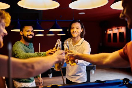 Amigos levantan sus cervezas en un brindis después de un partido de billar en un bar.