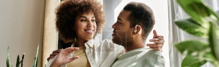 Ein afroamerikanisches Paar kommuniziert zu Hause mit Gebärdensprache.