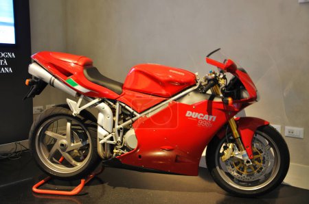 Téléchargez les photos : Moteur Ducati exposé au musée Pepoli à Bologne - en image libre de droit