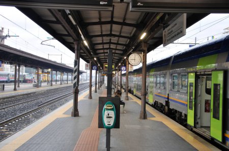 Téléchargez les photos : Gare, quai et train d'Arezzo - en image libre de droit