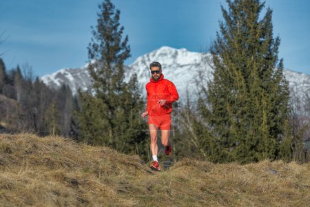 Mann trainiert für Rennen in den Bergen der italienischen Alpen