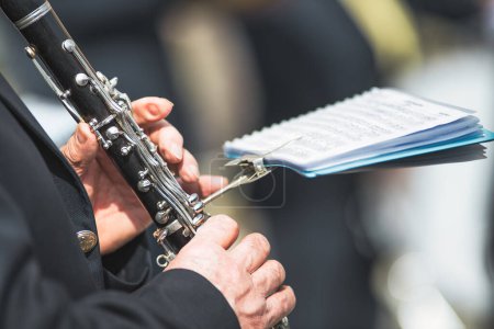 Details zum Klarinettenspiel der Hände während eines populären Festivals in Norditalien